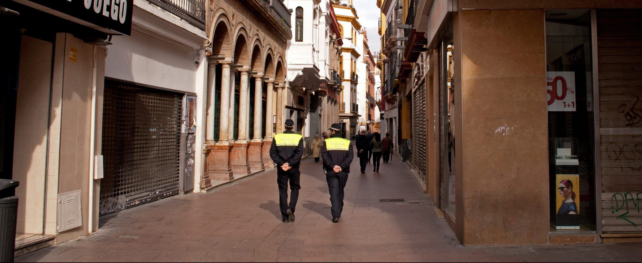 La Policía Local actúa en las inspecciones de hoteles y terrazas según la normativa del Ayuntamiento de Sevilla