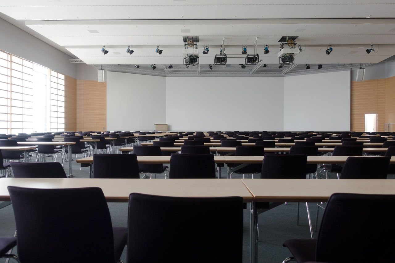 Aplazamiento de los cursos presenciales y semipresenciales