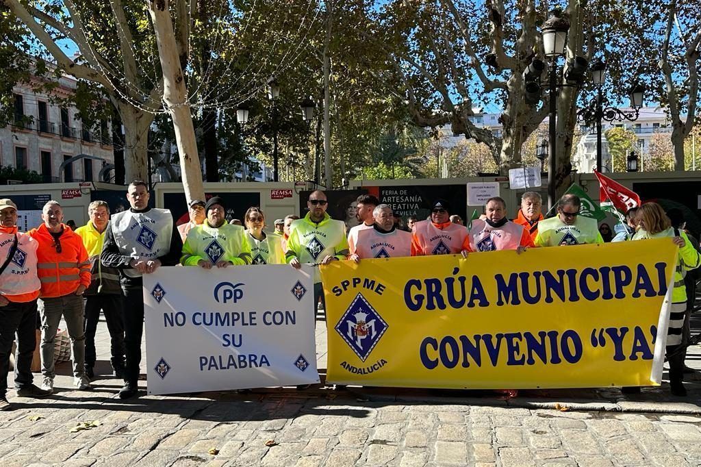 La huelga de Navidad de la Grúa Municipal se traslada a las puertas del Ayuntamiento de Sevilla