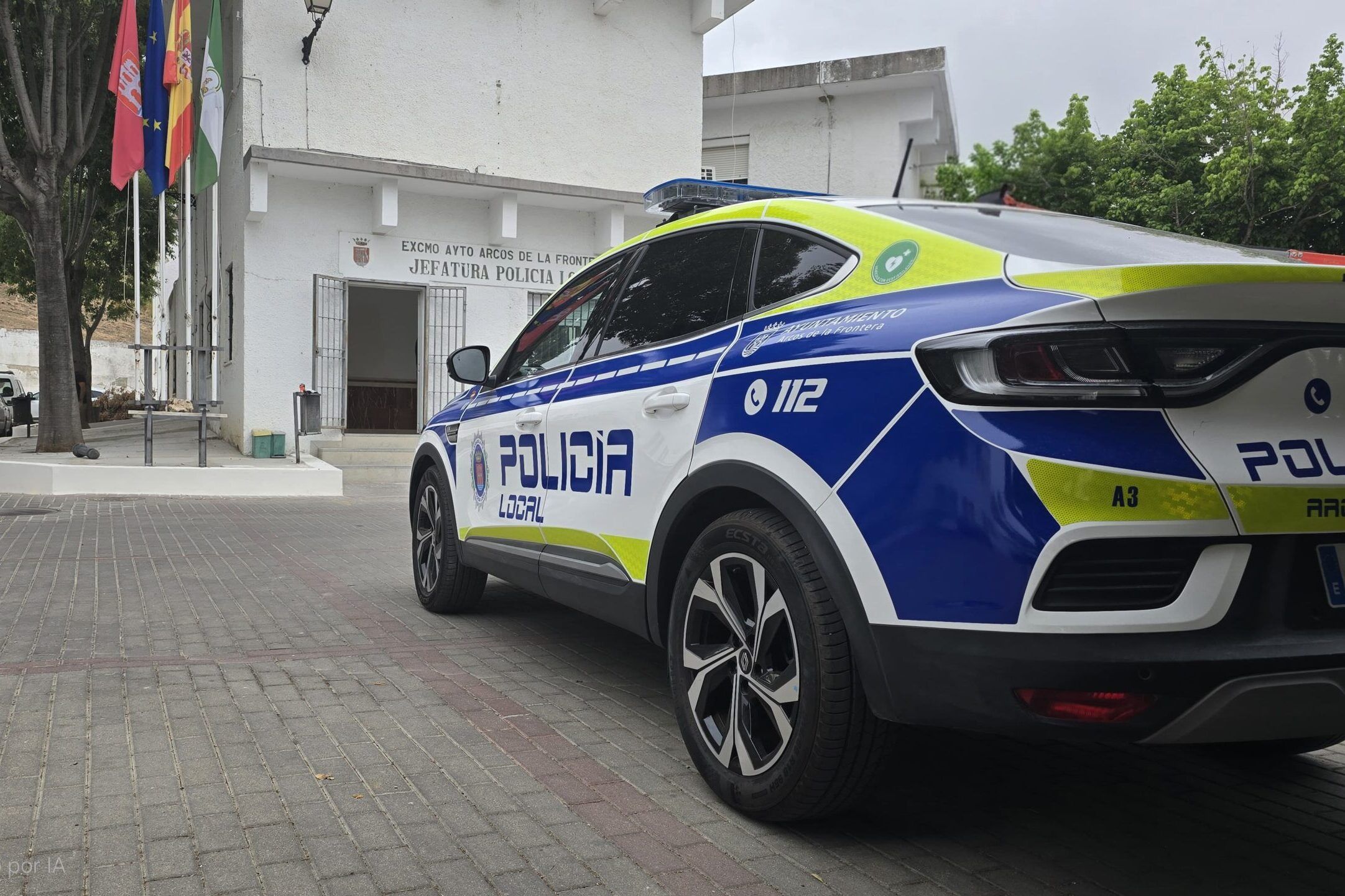 Vehículo de la Policía Local de Arcos de la Frontera estacionado frente a la Jefatura de Policía Local del Ayuntamiento
