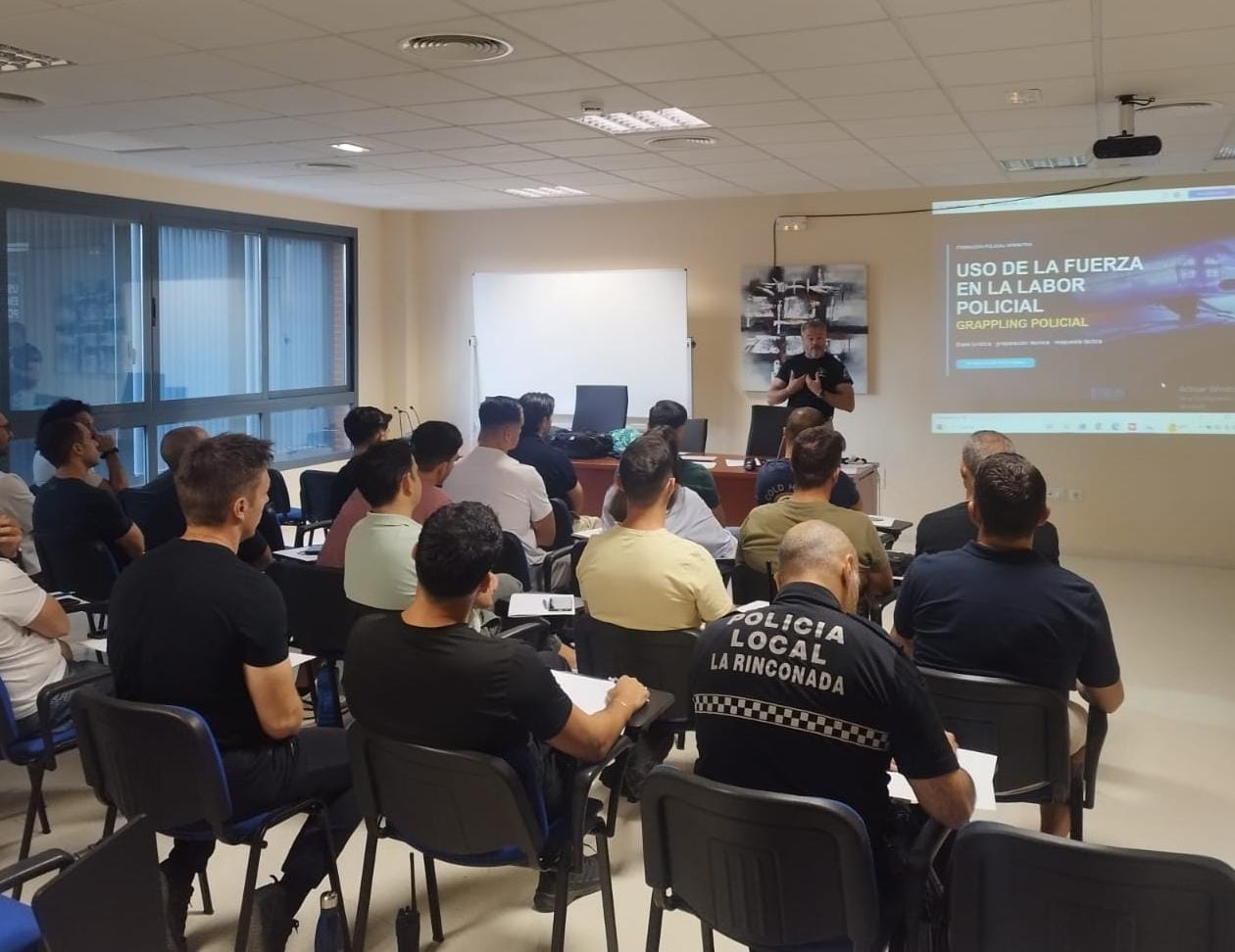 Agentes de policía local asisten a la parte teórica del curso de grappling policial en La Rinconada