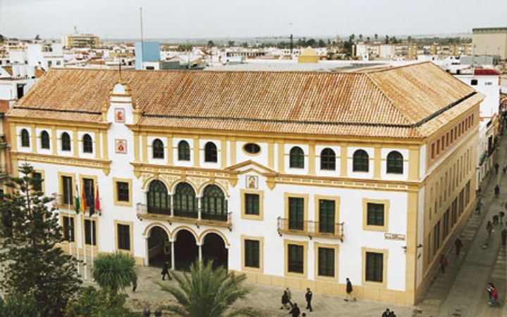Fachada del Ayuntamiento de Dos Hermanas, condenado a indemnizar a un afiliado de SPPME-A